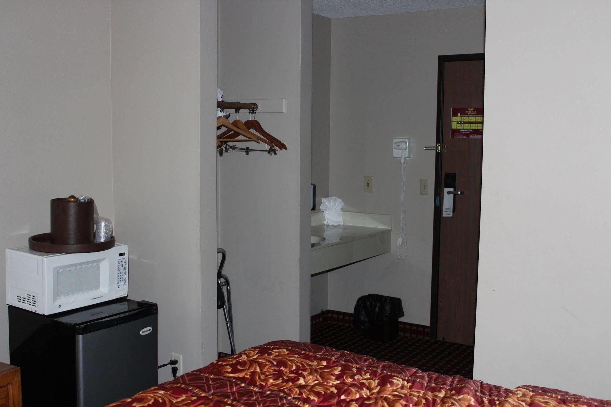 Coratel Inn And Suites เมเปิลโกรฟ ภายนอก รูปภาพ