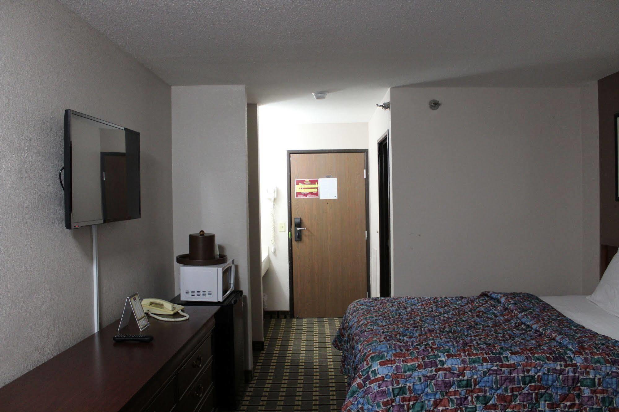Coratel Inn And Suites เมเปิลโกรฟ ภายนอก รูปภาพ